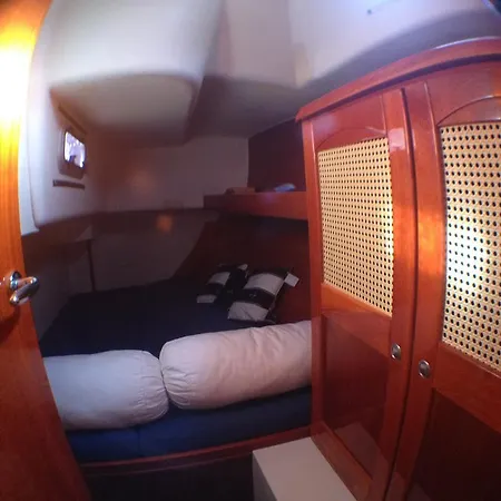 ספינת מלון Luxury House Boat *