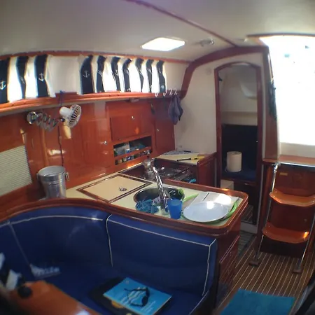 ספינת מלון Luxury House Boat
