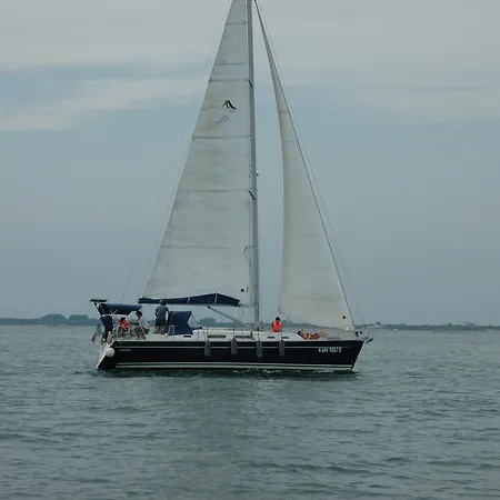 Luxury House Boat ספינת מלון