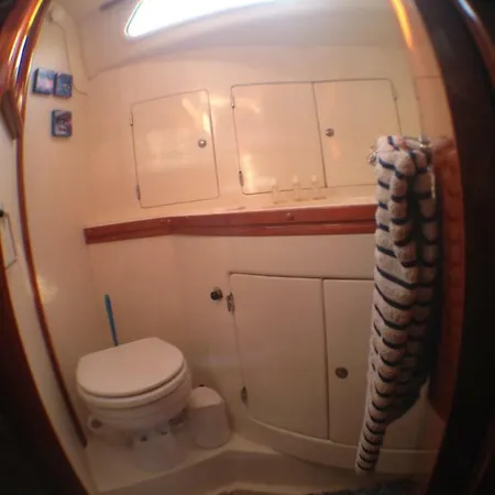 Luxury House Boat ספינת מלון קוואלינו-טראפורטי
