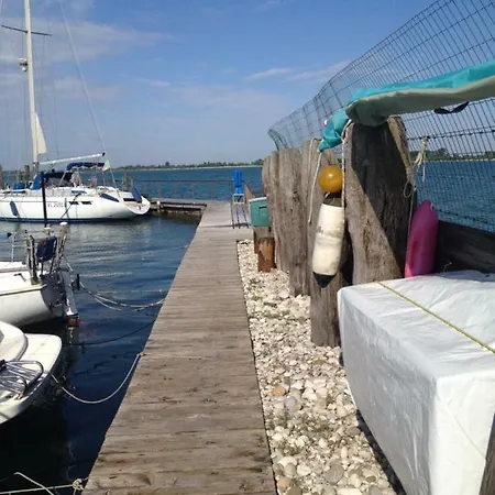 Luxury House Boat ספינת מלון