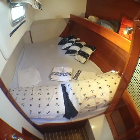 Luxury House Boat ספינת מלון קוואלינו-טראפורטי